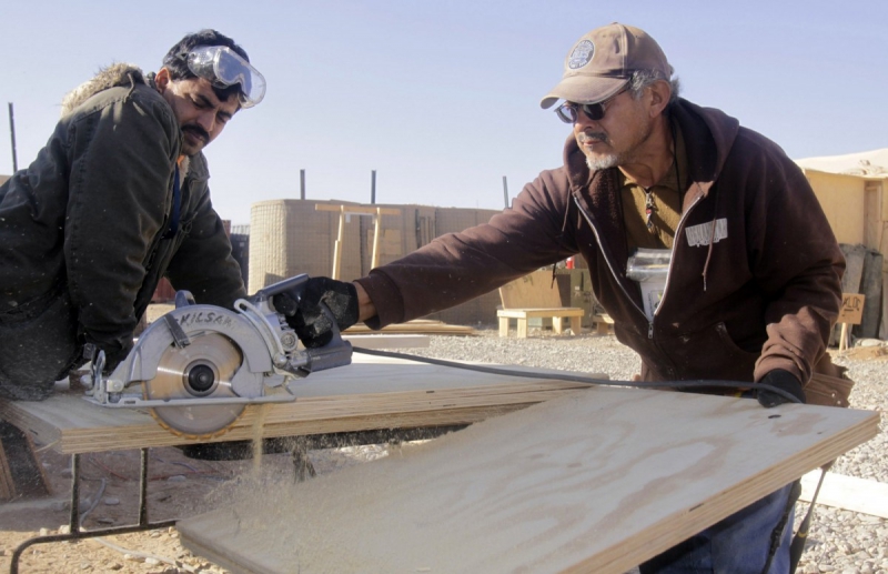 menuisier-MANDELIEU LA NAPOULE-min_men_working_construction_sawing_wood_building_marines_workers_equipment-1064481